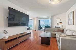 Smart TV, fireplace - Top-Floor Marina Escape 3BR Penthouse Ocean View (Marina del Rey)