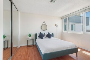 3 chambres, bureau, fer et planche à repasser, lit de bébé portatif