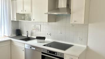 Horno, placa de cocina, lavavajillas, servilletas de papel