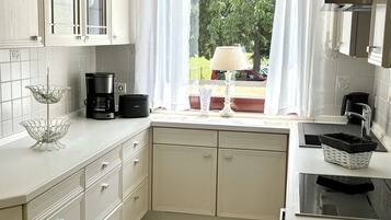 Ofen, Herdplatte, Geschirrspüler, Küchenrolle