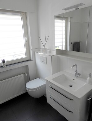 Dusch, hårtork, handdukar och tvål