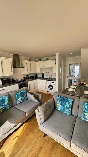 Perranporth Retreat – Sleeps 5, Just 3 Minutes’ Walk from Stunning Beach