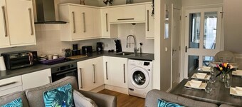 Perranporth Retreat – Sleeps 5, Just 3 Minutes’ Walk from Stunning Beach