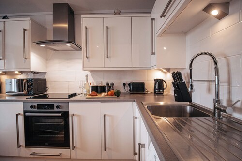 Perranporth Retreat – Sleeps 5, Just 3 Minutes’ Walk from Stunning Beach