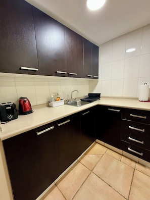 Refrigerador, microondas, parrilla de estufa y cafetera y tetera