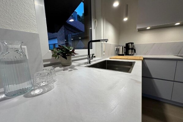 ثلاجة، فرن، موقد طهي مسطح، غسالة أطباق