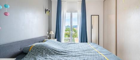 3 habitaciones, tabla de planchar con plancha, wifi y ropa de cama