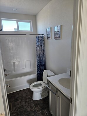 Douche, serviettes fournies, savon, papier toilette