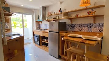 Een koelkast, een oven, een kookplaat, een koffiezetapparaat/waterkoker