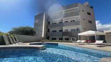 Una piscina al aire libre