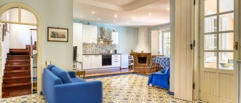 Biệt thự Cao cấp, hồ bơi riêng | Khu phòng khách | TV màn hình phẳng 30-inch có truyền hình kỹ thuật số