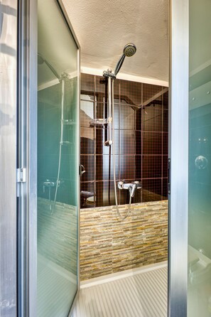 Luxury Villa, Private Pool | Bathroom | Shower, free toiletries, hair dryer, towels - VFH Villa Cala del Cuore with pool (Bagheria)