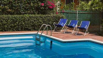 Una piscina al aire libre de temporada