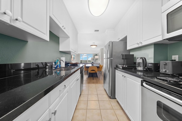 Frigorífic, microones, forn i placa de cuina