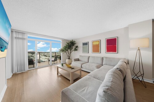 Breezy & Beautiful • 3BR Marina del Rey Getaway