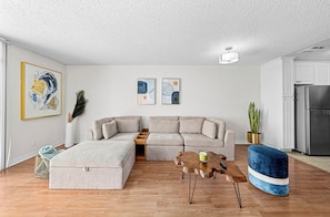 TV - Spacious 3-bedroom apartment with AC, fitness room in wonderful Marina del Rey (Marina del Rey)