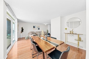Dining - Spacious 3-bedroom apartment with AC, fitness room in wonderful Marina del Rey (Marina del Rey)