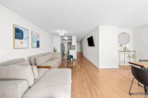 TV - Spacious 3-bedroom apartment with AC, fitness room in wonderful Marina del Rey (Marina del Rey)