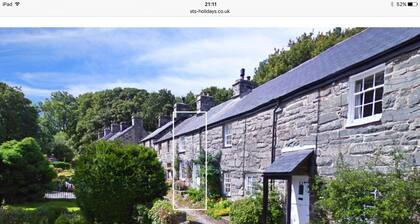 Cosy Grade 2 listed cottage in Snowdonia