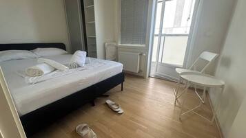 1 dormitorio, tabla de planchar con plancha, wifi y ropa de cama