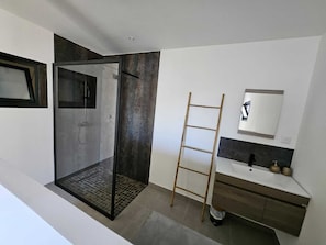 Douche, séchoir à cheveux, serviettes fournies, savon