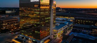 Music & Memes + Arcade – 2 Min Westport, 8 Min Creve Coeur Lake + Desk + Roku TV