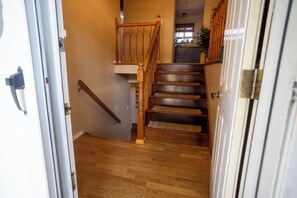 Interior - Music & Memes + Arcade – 2 Min Westport, 8 Min Creve Coeur Lake + Desk + Roku TV (Maryland Heights)