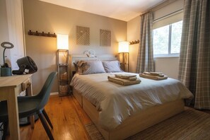 4 bedrooms, iron/ironing board, WiFi, bed sheets - Music & Memes + Arcade – 2 Min Westport, 8 Min Creve Coeur Lake + Desk + Roku TV (Maryland Heights)