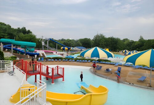 Music & Memes + Arcade – 2 Min Westport, 8 Min Creve Coeur Lake + Desk + Roku TV