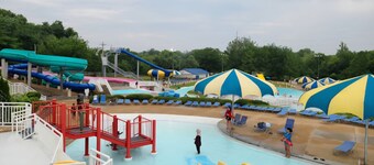 Music & Memes + Arcade – 2 Min Westport, 8 Min Creve Coeur Lake + Desk + Roku TV