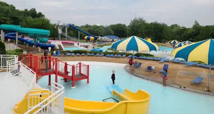 Music & Memes + Arcade – 2 Min Westport, 8 Min Creve Coeur Lake + Desk + Roku TV