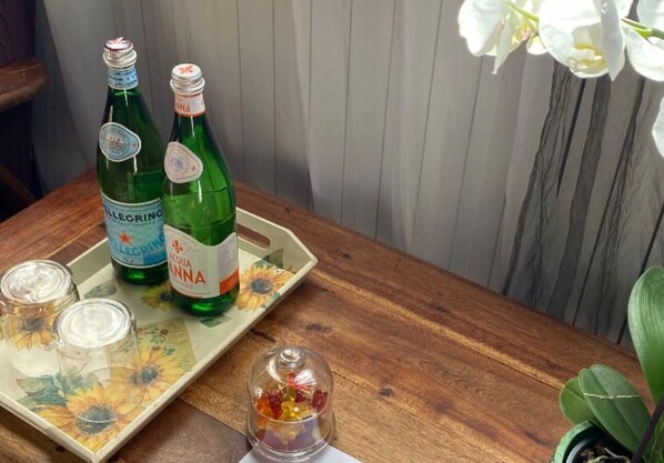 Una mesa de madera con dos botellas verdes etiquetadas 