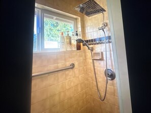 Dusche, Haartrockner, Handtücher, Seife