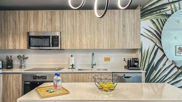 Condo Deluxe, vista al mar | Cocina privada | Refrigerador con congelador, microondas, horno y parrilla de estufa