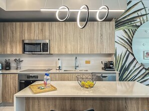 Condo Deluxe, vista al mar | Cocina privada | Refrigerador con congelador, microondas, horno y parrilla de estufa