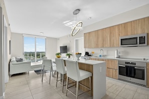 Comfort Condo, 2 Bedrooms, City View | Dining room