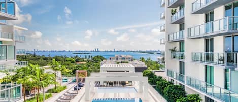 Piscine extérieure, chaises longues