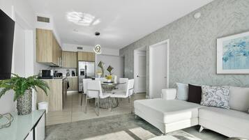 舒适公寓式客房, 2 间卧室, 城市景观 | 起居区 | 55-英寸智能电视(配备数码频道)、Netflix、流媒体服务