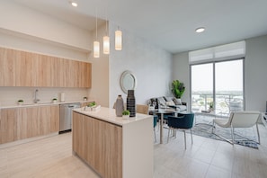 Condo clásico, vista a la ciudad | Cocineta privada | Refrigerador con congelador, microondas, horno y parrilla de estufa 