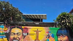 A colorful mural with a restaurant named "Papicholo" on a building facade. - Apartment Joly brise 4 in Terre Sainte near small beach/CHU (Saint-Pierre)