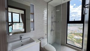 Dusche, Haartrockner, Bidet, Handtücher