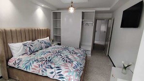 3 bedrooms, iron/ironing board, internet, bed sheets