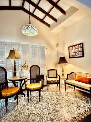 Interior - Just Minutes from Downtown. Cozy, Peaceful & Updated Tampa Bungalow (Tampa)
