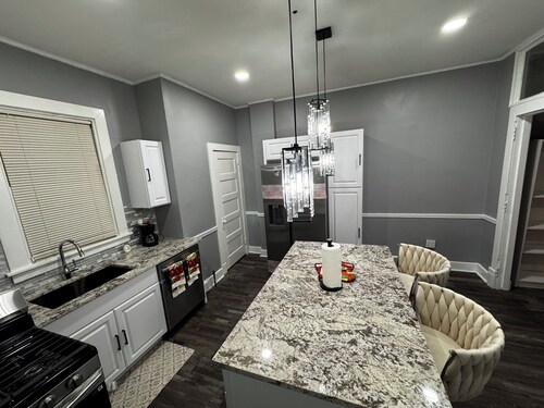 Luxurious 2-bed house in Southside with central heating, cooling and fireplace