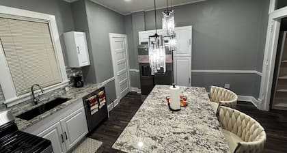 Luxurious 2-bed house in Southside with central heating, cooling and fireplace