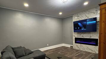 Smart TV, fireplace