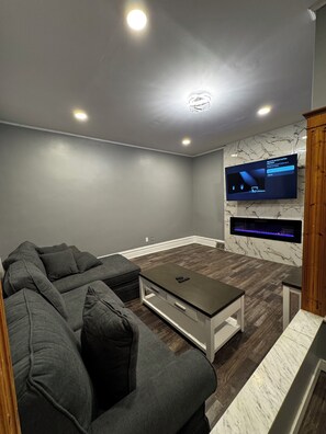 Smart TV, fireplace