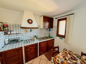 Réfrigérateur, four, plaque de cuisson, cafetière/bouilloire