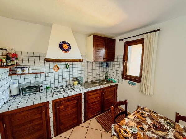 Fridge, oven, stovetop, coffee/tea maker