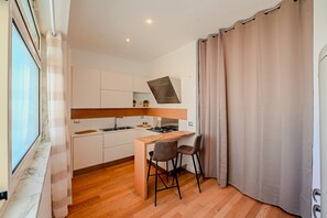 Fridge, oven, stovetop, coffee/tea maker